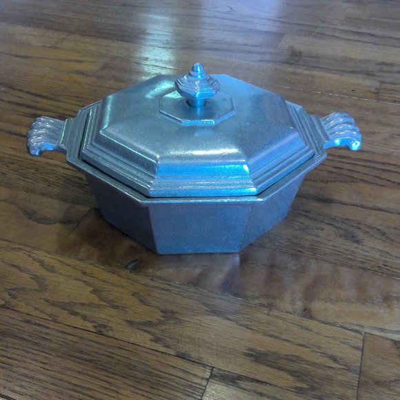 Carson Vintage Pewter Covered Dish holds 3.5 Cups made in Freeport Pennsylvania - Picture 1 of 2
